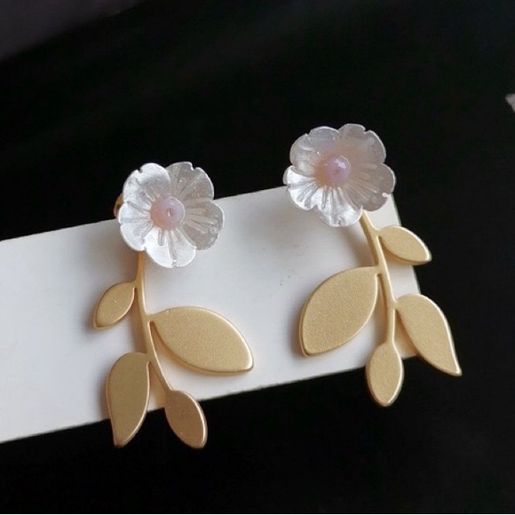 🔥2/$20 Flower Earrings Stud Earrings - Picture 2 of 4